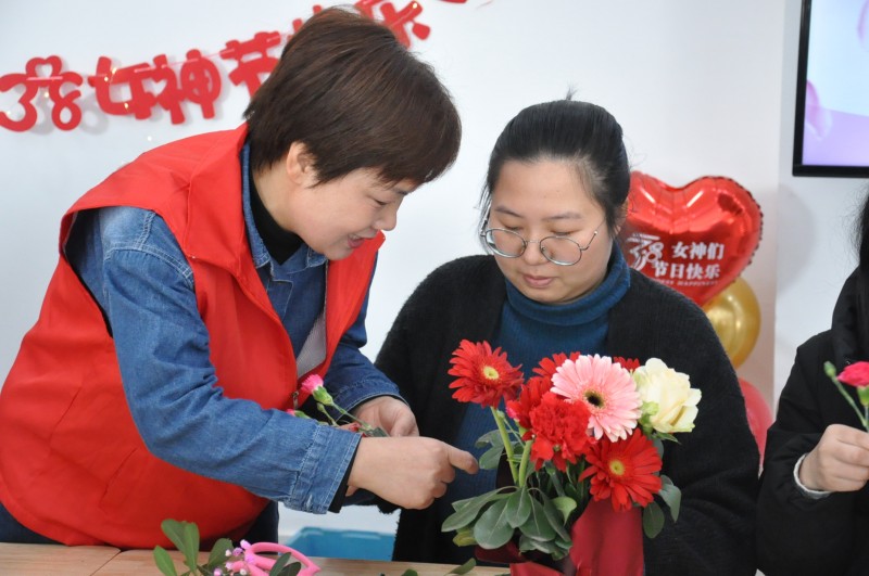 “春悦美好 花漾芳华”   望亭镇多个日间照料中心联合安康通开展妇女节主题活动