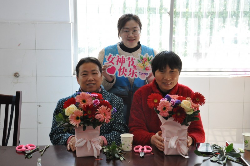 “春悦美好 花漾芳华”   望亭镇多个日间照料中心联合安康通开展妇女节主题活动